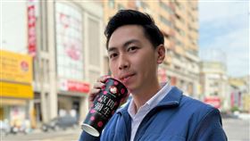 國民黨立委廖偉翔喝路易莎。（圖／翻攝自廖偉翔臉書）