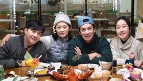 謝佳見（左起）、劉瑞琪、伊正與巴鈺一同組團旅遊（圖／台灣大哥大MyVideo提供）