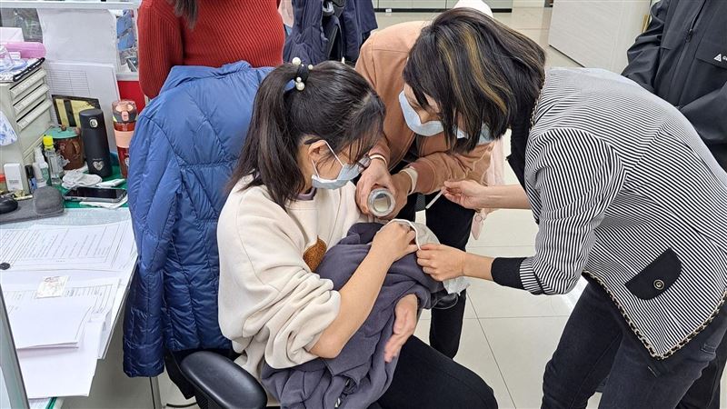 少婦做筆錄抱男嬰餓到哭　員警1暖舉感人