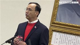 國民黨主席朱立倫、副主席連勝文、立委葛如鈞喝路易莎。（圖／記者陳怡潔攝影）