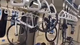 民眾一踏進車廂便看到單車高掛在手拉環上，讓他相當無奈。（圖／翻攝自記者爆料網）