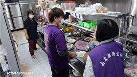 6人東石吃烤鮮蚵疑中毒  嘉義縣衛生局調查春期節間6名民眾至東石吃烤鮮蚵後陸續出現疑似食品中毒現象送醫，嘉義縣衛生局日前接獲醫院通報後到店家進行調查。（嘉義縣衛生局提供）中央社記者蔡智明傳真  114年2月5日