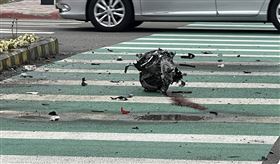 苗栗男開車恍神！車頭撞爛引擎斷2截噴出