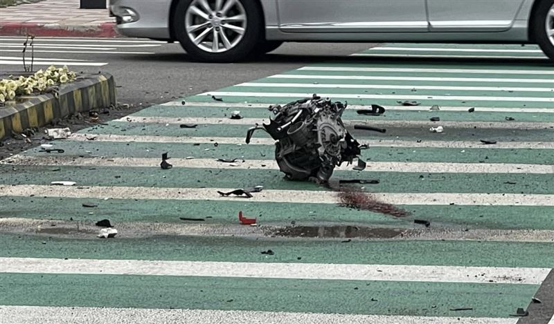 苗栗男開車恍神！車頭撞爛引擎斷2截噴出