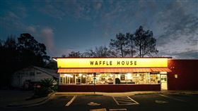 ▲Waffle House受美國衝擊產品正在加價中，一顆蛋可能造成的通膨。（圖／翻攝自Waffle House臉書）