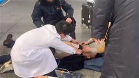 社畜人生！男車站「心臟驟停」口吐白沫　被救回第1句話：要趕去上班（圖／翻攝自瀟湘晨報）