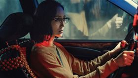 張鈞甯在影集中多次挑戰飛車戲。（圖／公視、中華電信、瀚草文創提供）