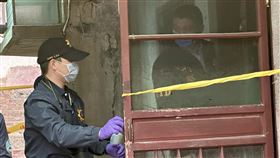 彰化大村情殺案  檢警勘查命案現場彰化縣賴姓男子3日找朱姓前女友求復合，朱女同居的李姓男友疑因阻擋遭殺害，檢警5日下午前往朱女位於大村鄉住處勘查。中央社記者鄭維真攝  114年2月5日