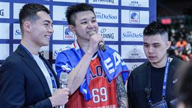 桃園璞園領航猿一哥盧峻翔（中）在東超賽後受訪時大撂英文。（圖／EASL提供）