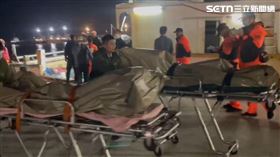 2名船員落海後被救起已經沒了生命跡象，未送醫。（圖／翻攝畫面）