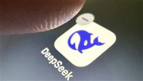 卓榮泰：公務機關全面禁用DeepSeek中國新創公司深度求索（DeepSeek）推出的人工智慧（AI）模型引發資安疑慮，行政院長卓榮泰3日表示，基於防範公務機關內部資訊等考量，公務機關全面禁用DeepSeek AI服務，以確保國家資通安全。中央社記者徐肇昌攝  114年2月3日