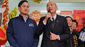 韓國瑜：葉元之是野草型民代  令人疼惜立法院長韓國瑜（左2）26日出席國民黨立委葉元之（左）服務處寫春聯活動，韓國瑜肯定葉元之的問政表現，他表示，葉元之是野草型政治人物，一切靠自己打拚，令人疼惜。中央社記者王鴻國攝  114年1月26日