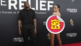 肯爺帶著老婆幾乎全裸闖入葛萊美獎紅毯露三點。（圖／美聯社／達志影像）