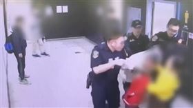 男子路倒在男廁內，遭旅客發現後報案。（圖／翻攝畫面）