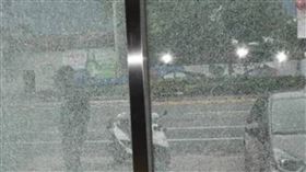 花蓮1間店家玻璃門遭掃射破損，竟是林男騎車持空氣槍亂射，警方調監視器追查將他逮捕到案。（圖／翻攝畫面）