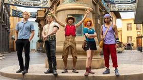 「香吉士」塔茲史卡勒（左起）、「索隆」新田真劍佑、「魯夫」伊納基戈多伊、「娜美」艾蜜莉拉德、「騙人布」雅各羅美洛開心合影宣布真人版《航海王》第2季拍攝完成。（圖／Netflix提供）