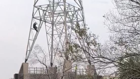 台中男失控爬15M高電塔　警消僵持近4小時