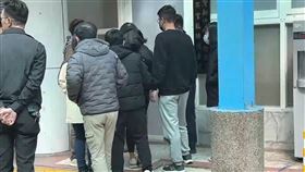 家屬低調到場，面色凝重陪同檢方相驗。（圖／翻攝畫面）