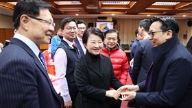 盧秀燕立院出席台中東勢新丁粄節記者會（1）2025台中東勢新丁粄節將登場，台中市長盧秀燕（前中）6日到立法院出席活動宣傳記者會，與國民黨立委葛如鈞（前右）等人握手致意。中央社記者趙世勳攝  114年2月6日