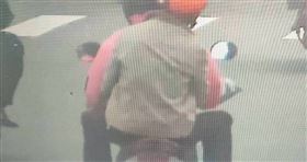 70歲的林姓婦人於2日騎機車載張姓男子。（圖／高雄市政府警察局提供
