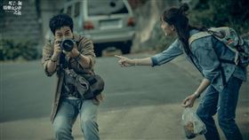 薛仕凌（右）、王渝萱上演追新聞。（圖／八大提供）