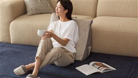 「WARM TOUCH石墨烯法蘭絨絎縫三角靠墊-灰藍」，獨家波浪枕三角造型，不只溫暖搭更貼合腰背曲線。（圖／品牌業者提供）