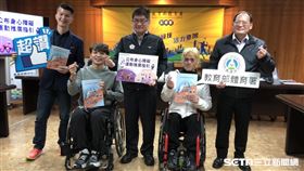 曾完成半馬及全馬的輪椅籃球國手林柏勳(前排右)與陳易成選手(前排左)，期待更多活動主辦單位能支持及推廣本指引，讓每一顆愛運動的心，都能在同一條賽道上無障礙運動。(圖／記者蔡厚瑄攝影)