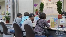 員工年滿60歲就可領勞退金且持續工作，但不能領勞保老年給付。