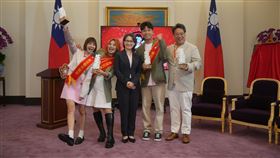 最後一集的委託人副總統蕭美琴(中)要廣告實習生(左起)宇珊、董仔、八弟與特派員阿龐行銷花蓮。（圖／公視台語台提供）