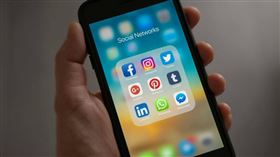 iPhone絕大多數功能都必須解鎖後才能使用。（示意圖／Pexels）