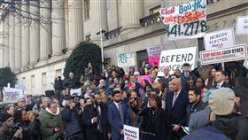 民眾抗議川普改造聯邦機構做法川普強力改造聯邦機構組織與人事，華府連續多日都有民眾集會，圖為4日在財政部外的集會。中央社記者石秀娟華盛頓攝  114年2月7日