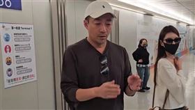汪小菲2月3日搭機返台，妻子馬筱梅也在現場，汪小菲鞠躬懇求多說她好話。（圖／翻攝畫面）