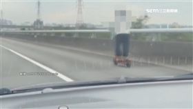 男騎滑板車誤上國道 網友: