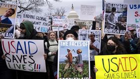 川普裁撤美國國際開發總署（USAID），民眾聚集華府抗議，控川普引發全球人道危機。