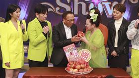 陽帆（左起）、孔鏘跟白冰冰開工錄影。（圖／民視提供）