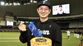 ▲高志綱在集訓現場接受祝賀。（圖／中職提供）