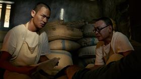 王識賢與夏騰宏在克難環境為吳念軒取子彈，展現過人技術。（圖／客家電視台提供）