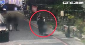 高雄連續殺人，張嫌於1月17日一同返回前鎮住家，隨後出門丟棄張婦殘骸。（圖／翻攝畫面）