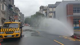 景美女中地下停車場出入口施工不慎挖破瓦斯管線。（圖／翻攝畫面）