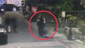 高雄連續殺人，張嫌於1月17日一同返回前鎮住家，隨後出門丟棄張婦殘骸。（圖／翻攝畫面）