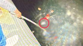 高雄連續殺人案，警方打撈到10公分斷掌。（圖／翻攝畫面）