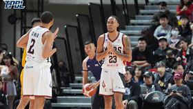 臺北台新戰神錢肯尼（右）扮板凳暴徒，幫助戰神守住本季對特攻不敗。（圖／TPBL聯盟提供）