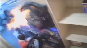 烘衣機突發生爆炸，女子險遭惡火襲身。（圖／翻攝自Threads @cyppamanda)