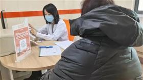 上海一名女子陪媽媽看病，卻被醫生建議去驗血，意外檢查出腦瘤。（圖／翻攝自上觀新聞）