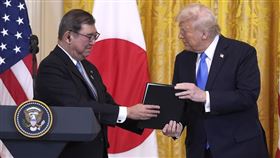 美國總統川普（右）在白宮與日本首相石破茂（左）會面。（圖／美聯社／達志影像）