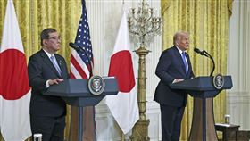 美國總統川普（右）與日本首相石破茂（左）舉行峰會後發表聯合聲明，強調維持台海和平穩定重要性。（圖／美聯社／達志影像）