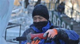在冰雪遊熱潮下，極其小眾的冰雕師職業登上熱搜。（圖／翻攝自潮新聞）