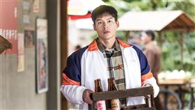 鍾承翰小時候最常跟朋友到「柑仔店」也會跟朋友一起放鞭炮。(圖／公視台語台提供)