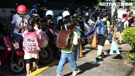 大佳國小開學日家長緊張的帶著小朋友進學校。（記者邱榮吉/攝影）