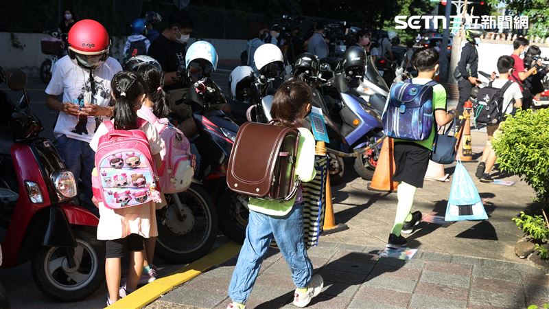 以為下週一開學！大票家長全傻眼